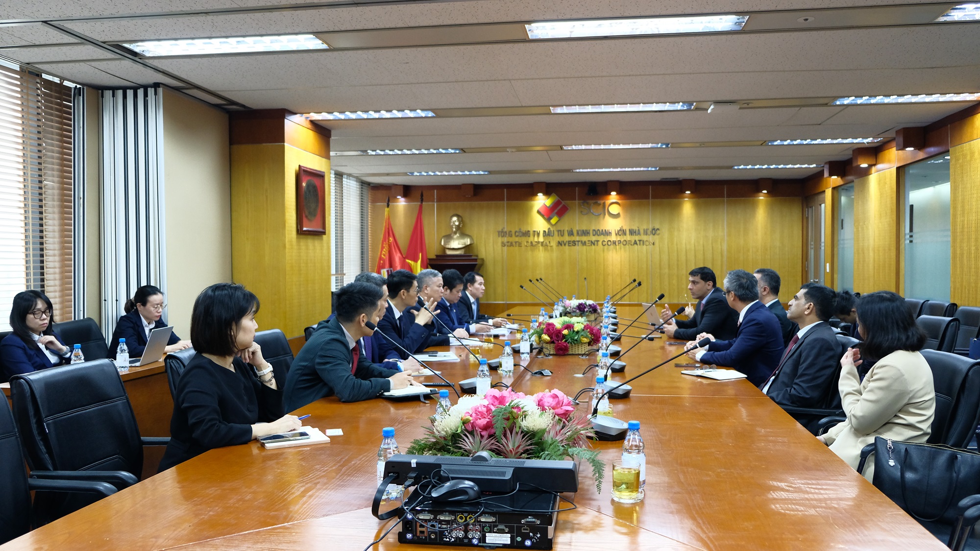 SCIC General Director receives and works with the Oman Investment Authority